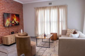 8 Elizabeth place - Beautiful self catering 1 Bedroom Apartment next to Kyalami Racetrack in Midrand with Free Wifi Local swimming pool Gym and Restaurant - perfect for a couple